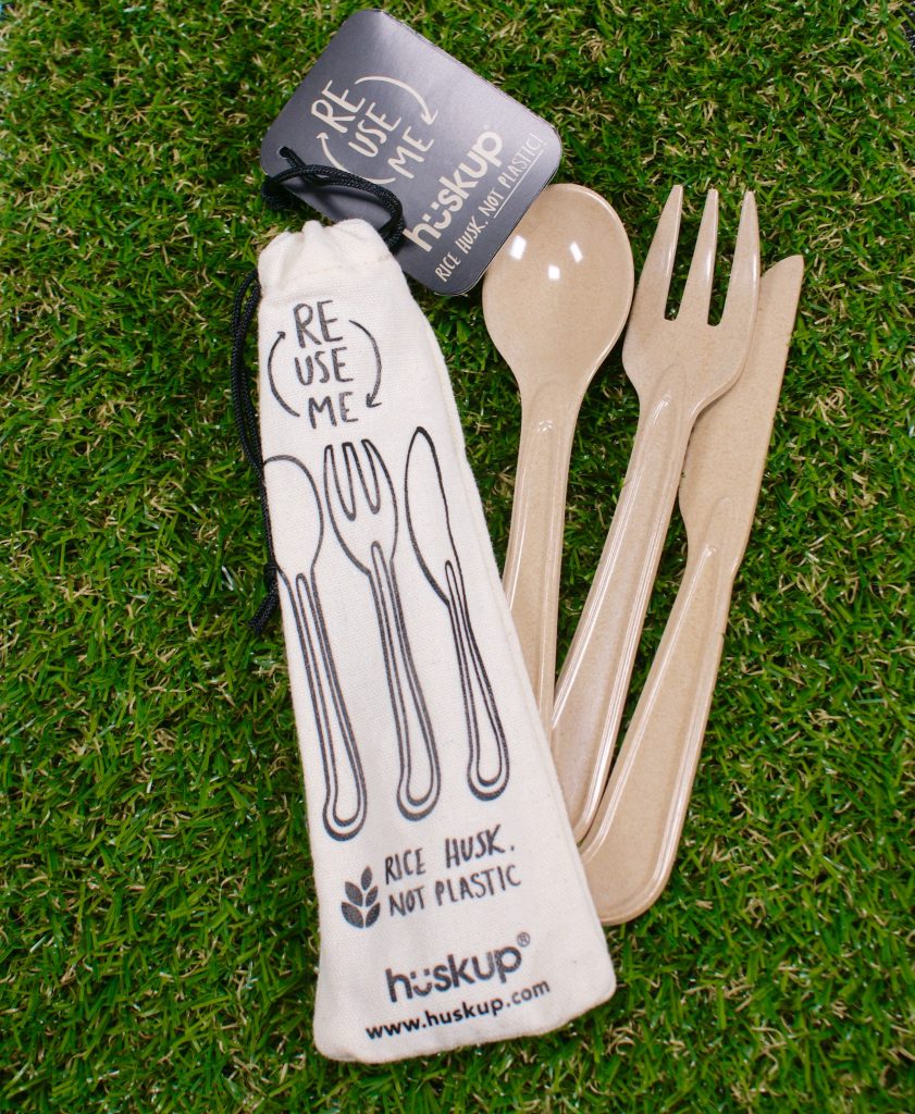 From left to right: Huskup carrier bag which holds the brown rice husk spoon, fork and knife. A sustainable alternative to plastic cutlery.